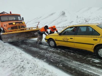 امدادرسانی راهداران چهارمحال و بختیاری به ۳۰۰ خودروی گرفتار
در برف و کولاک