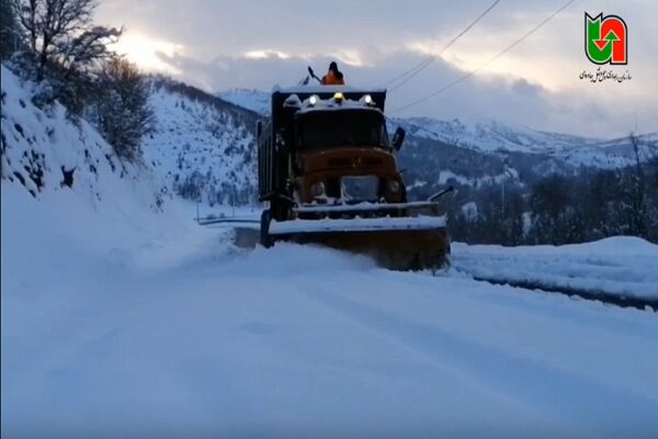 ببنید|تلاش های راهداران اداره راهداری شهرستان
سردشت(آذربایجان غربی) در برف روبی محورهای مواصلاتی این
شهرستان