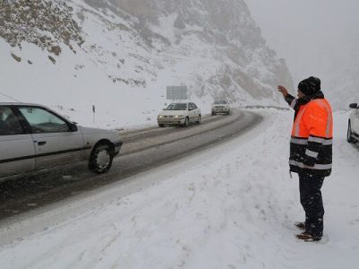 راهداران در محورهای برفگیر مازندران مستقر هستند