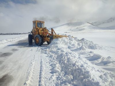 راهداران همدان بیش از ۴۰۰ هزار مترمکعب کولاک برف را جابه‌جا
کردند