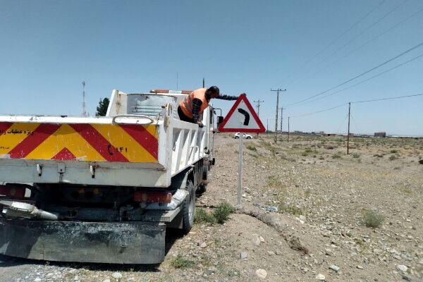 نصب ۴۰۰ تابلو علائم انتظامی و ترافیکی در محورهای شهرستان
خانمیرزا استان چهارمحال و بختیاری