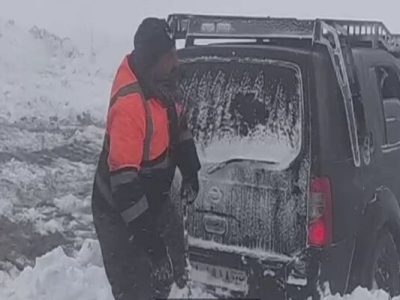 ویدئو| امداد رسانی به خودرو گرفتار در برف در محور فرعی “شاه
چشمه” محدوده گدوک توسط راهداران استان مازندران