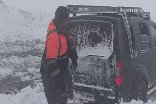 ویدئو| امداد رسانی به خودرو گرفتار در برف در محور فرعی “شاه
چشمه” محدوده گدوک توسط راهداران استان مازندران