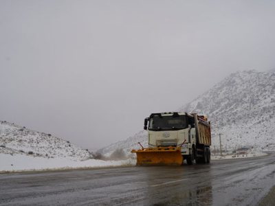 ویدئو | تلاش بی وقفه راهداران شهرستان آشتیان برای برفروبی
محورهای مواصلاتی