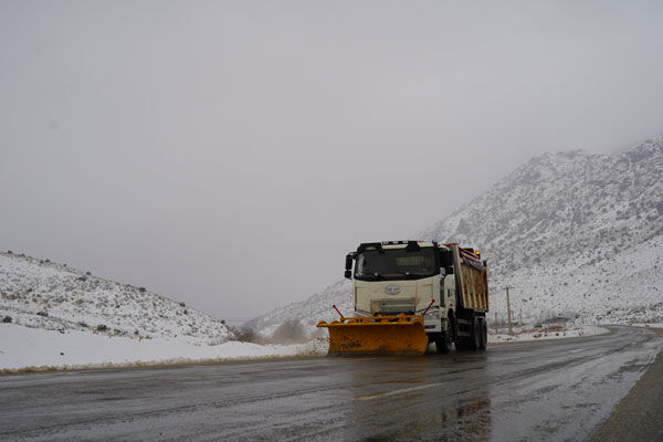 ویدئو | تلاش بی وقفه راهداران شهرستان آشتیان برای برفروبی
محورهای مواصلاتی