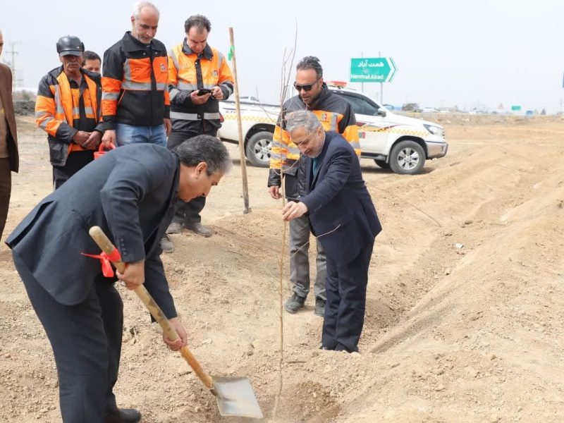 ببینید | اجرای طرح باغ‌راه در شهرستان نجف‌آباد به مناسبت روز
درختکاری