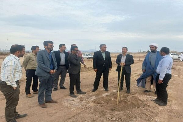 غرس نخستین نهال‌ها پارک جنگلی زاهدان به همت اداره کل راه و
شهرسازی استان سیستان و بلوچستان