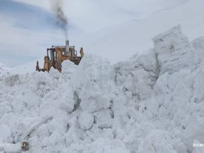 ویدیو| راهداران چهارمحال و بختیاری مشغول بازگشایی گردنه
عسل‌کشان