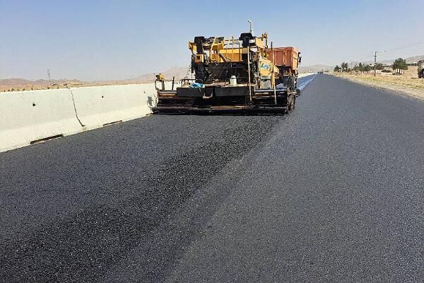 اجرای روکش آسفالت حفاظتی در محور بیرجند_قاین به طول ۱۰
کیلومتر
