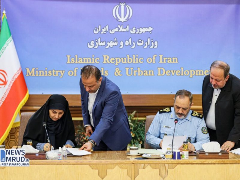 امضا تفاهمنامه همکاری وزارتخانه‌های راه و شهرسازی و وزارت
دفاع و پشتیبانی نیروهای مسلح