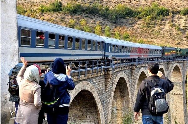 بازگشت قطار گردشگری شیرگاه به ریل پس از ۵ سال