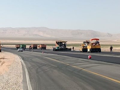 ببینید|عملیات اجرای آسفالت محور ری آباد در سمنان
