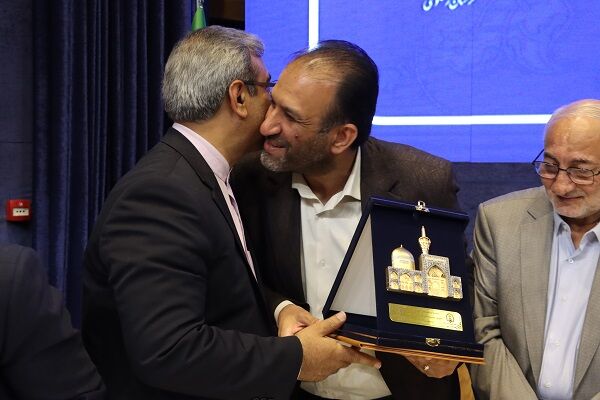 تقدیر از مدیرکل راه و شهرسازی استان خراسان رضوی در جشنواره
خیرین مدرسه‌ساز
