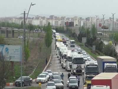 رژه خودرویی ۳۰۰ کامیوندار اردبیلی در همدردی با خانواده‌های
داغدار حادثه بندر شهید رجایی