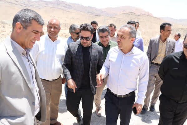 محور قیر جهرم به عنوان یک کریدور حمل و نقل حیاتی می‌تواند
مسیرهای دسترسی را بهبود ببخشد