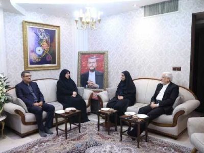 وزیر راه و شهرسازی با خانواده شهید امیر عبداللهیان دیدار
کرد