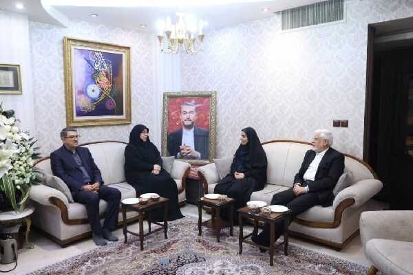 وزیر راه و شهرسازی با خانواده شهید امیر عبداللهیان دیدار
کرد