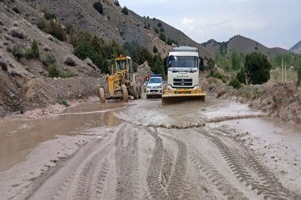 وقوع سیلاب در منطقه خطیرکوه محور شهمیرزاد – دوآب در استان
سمنان