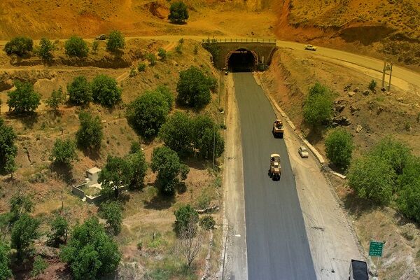 ویدئو | اجرای عملیات بهسازی و روکش آسفالت محور تویسرکان –
خیرآباد ابتدای تونل ولایت (محدوده روستای گزندر)