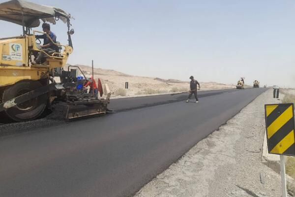 ویدئو| اجرای عملیات روکش آسفالت محور مواصلاتی طبس-یزد در
استان خراسان جنوبی