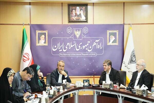 امضای تفاهمنامه میان راه‌آهن و سازمان بنادر برای دستیابی به
سهم ۲۵ درصدی حمل بار ریلی در بنادر