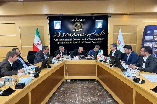 ببینید | نشست مسئولان استان سمنان با مدیرعامل شرکت ساخت و
توسعه زیربناهای حمل و نقل کشور