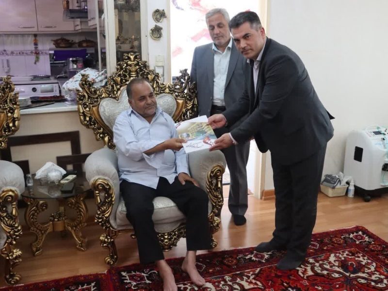دیدار مدیرکل راه و شهرسازی آذربایجان شرقی با جانباز ۷۰ درصد
دفاع مقدس