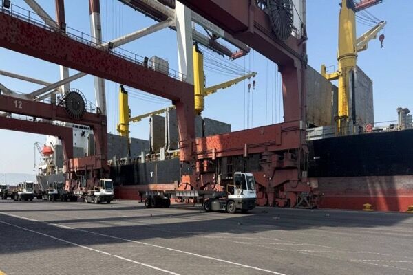 روال عادی فعالیت در پایانه بار بندرعباس و بندر شهید رجایی در
استان هرمزگان برقرار است