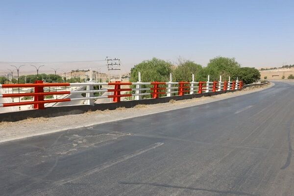 نصب و رنگ‌آمیزی هندریل‌ پل‌های بروجن چهارمحال و بختیاری در
حال اجراست