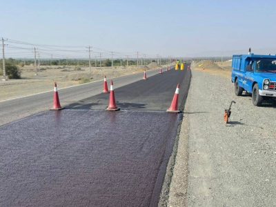آغاز اجرای عملیات روکش حفاظتی اسلاری‌سیل در محور کهنوج –
منوجان با هدف افزایش ایمنی و ارتقای کیفیت رویه راه