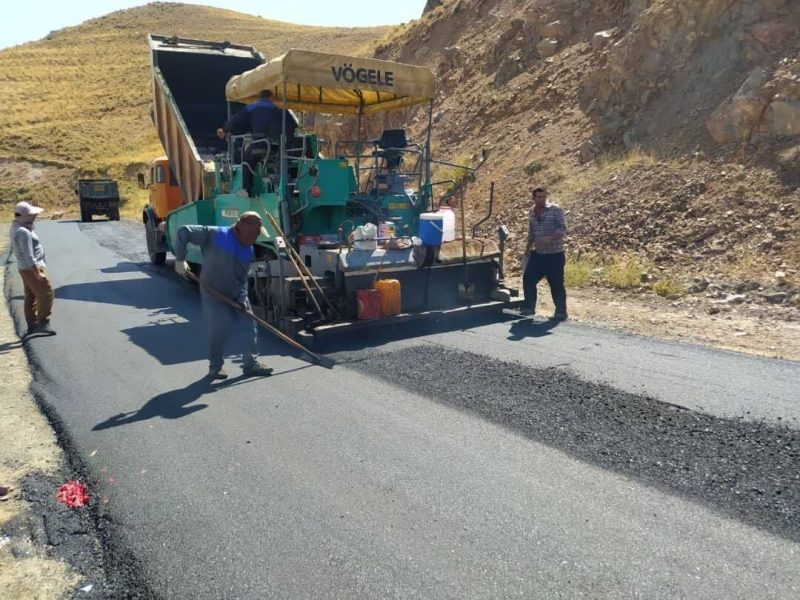 آغاز ادامه عملیات بهسازی و روکش آسفالت محور روستایی
خوراس-دروان