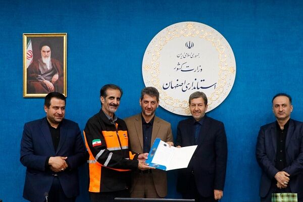ببینید | تجلیل استاندار اصفهان از مدیرکل راهداری و حمل‌ونقل
جاده‌ای استان اصفهان به عنوان بخش‌ فعال در کاهش تصادفات و تلفات
جاده‌ای استان