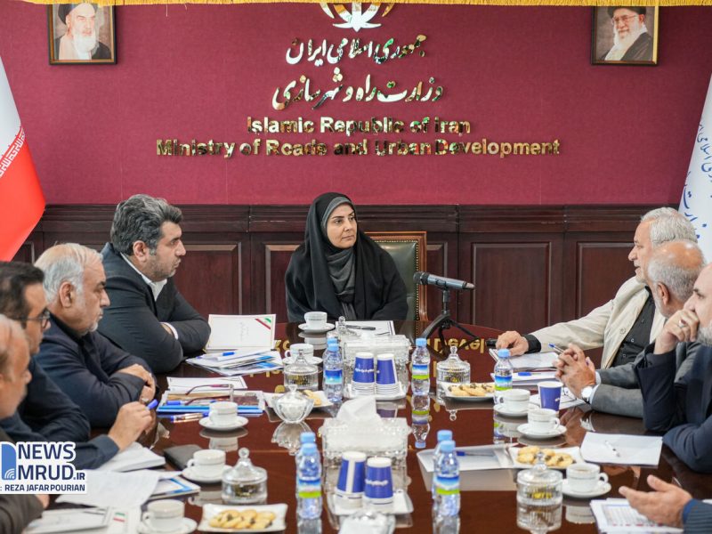 ببینید| جلسه پروژه راه آهن چابهار _ زاهدان با حضور وزیر راه
و شهرسازی