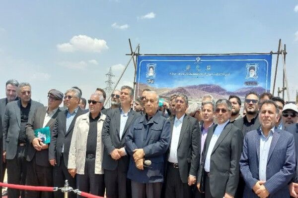 تاکید رئیس‌جمهور بر احداث و تکمیل ۱۱ هزار کیلومتر آزادراه،
بزرگراه و خط ریلی در کشور/۷۶۰ کیلومتر آزادراه در کشور در حال ساخت
است