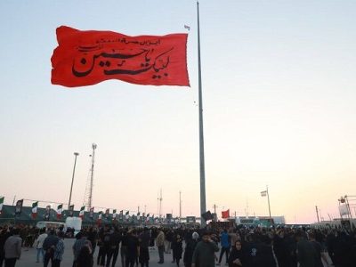 آیین برافراشتن پرچم سیدالشهدا(ع) با شعار «ایران حرم است» در
مرز شلمچه برگزار شد