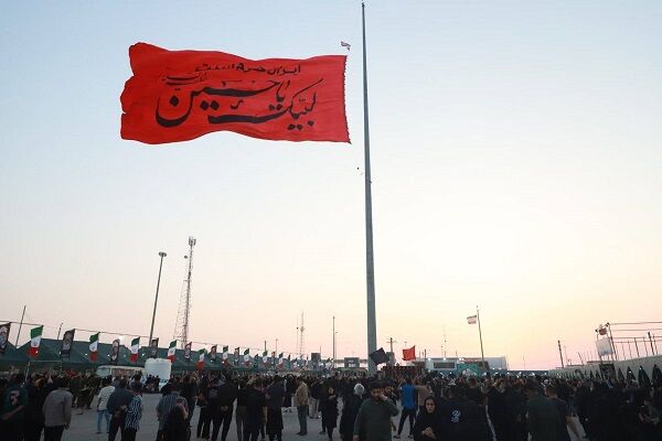 آیین برافراشتن پرچم سیدالشهدا(ع) با شعار «ایران حرم است» در
مرز شلمچه برگزار شد