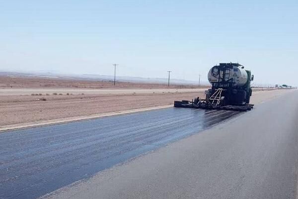 اجرای عملیات روکش آسفالت حفاظتی محور دیهوک راور به طول ۶۰
کیلومتر