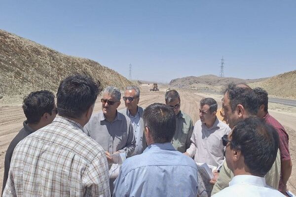 بازدید معاون عمرانی استاندار و مدیر کل راه و شهرسازی سیستان
و بلوچستان از عملیات ساخت بزرگراه زاهدان-خاش
