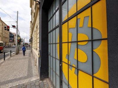 بیت‌کوین یک گام تا ۱۲۴ هزار دلار