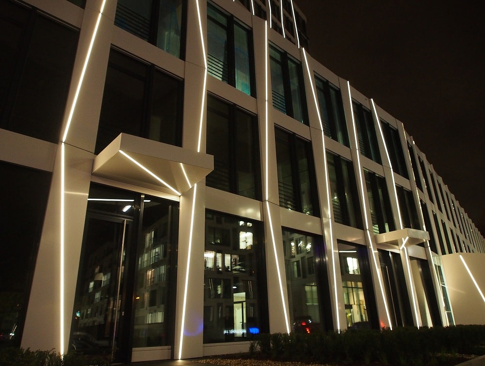 عکس ساختمان نورپردازی شده