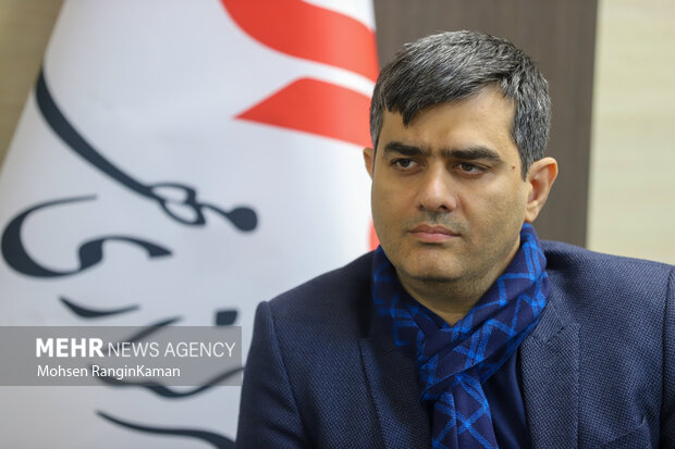 تفکری در حال کوبیدن تلویزیون است؛ مشکل امروز ما نه حجاب است نه رقص! تفکری در حال کوبیدن تلویزیون است؛ مشکل امروز ما نه حجاب است نه رقص!