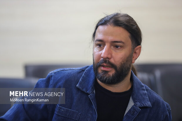 تفکری در حال کوبیدن تلویزیون است؛ مشکل امروز ما نه حجاب است نه رقص! تفکری در حال کوبیدن تلویزیون است؛ مشکل امروز ما نه حجاب است نه رقص!