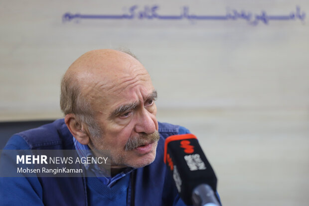 تفکری در حال کوبیدن تلویزیون است؛ مشکل امروز ما نه حجاب است نه رقص! تفکری در حال کوبیدن تلویزیون است؛ مشکل امروز ما نه حجاب است نه رقص!