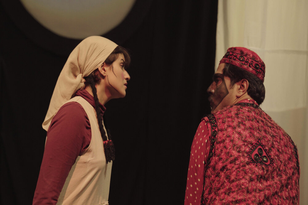 متن بیضایی فراتر از خیمه شب بازی است؛ بازیگرانی به مثابه عروسک! متن بیضایی فراتر از خیمه شب بازی است؛ بازیگرانی به مثابه عروسک!