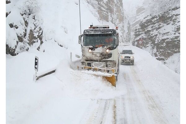 ویدئو | عملیات برفروبی، شن و نمک پاشی در محور سوادکوه توسط راهداران استان مازندران مازندران -سوادکوه
