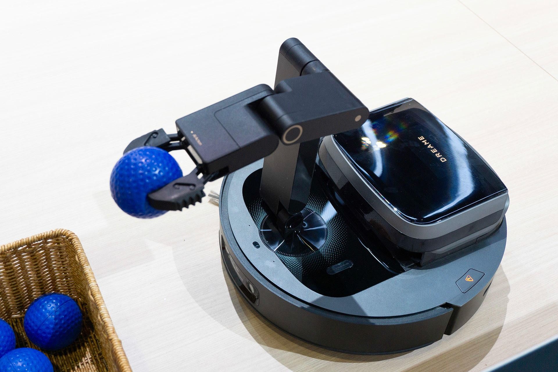 جارو رباتیک دریمی سایبر ۱۰ اولترا در حال برداشتن توپ آبی