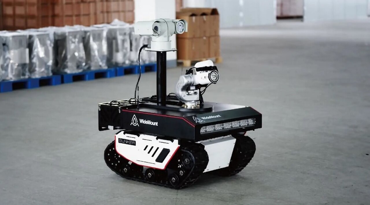 ربات آتش‌نشان که تصمیم می‌گیرد چگونه آتش را خاموش کند