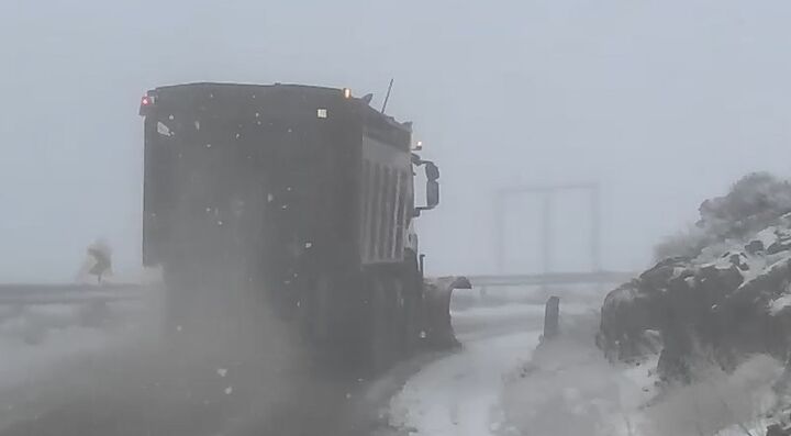 ویدئو | اجرای عملیات برفروبی و نمکپاشی محور روستایی شیخ حسن به بخش سرحد و قوشخانه، توسط راهداران شهرستان شیروان در استان خراسان شمالی برف روبی گردنه شیخ حسن