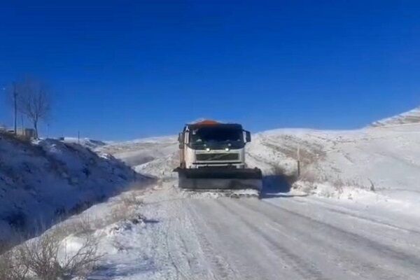 ویدئو | اجرای عملیات برفروبی و نمکپاشی محورهای روستایی طراقی ترک، جمی، اسفیدان، نوده و گردنه سیساب، توسط راهداران شهرستان بجنورد استان خراسان شمالی سیساب