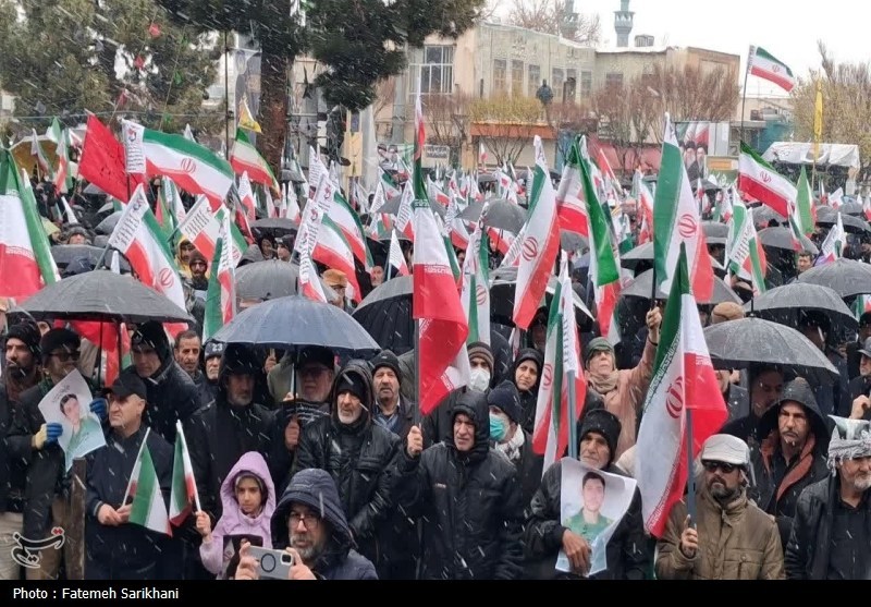 پیکر فرمانده شهید سپاه در حلقه راهپیمایان اراکی/آغاز تشییع شهید پاکپور
